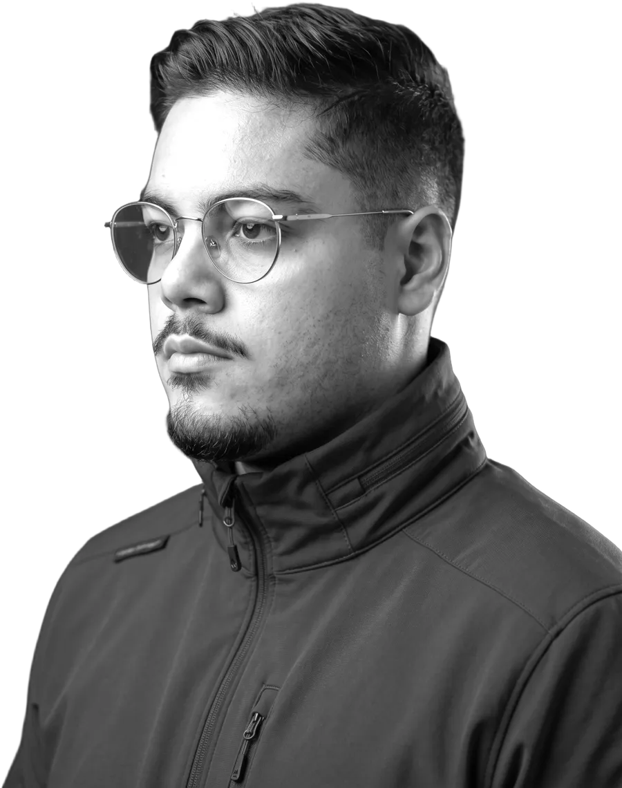 Gabriel Costa, fundador do estúdio, em preto e branco